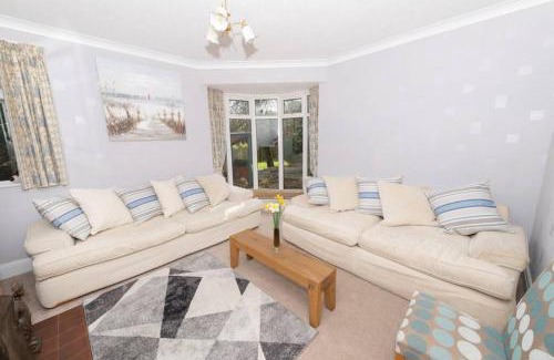 Fridaythorpe House | The Bungalow at Seaway's, Sleeps 11 +