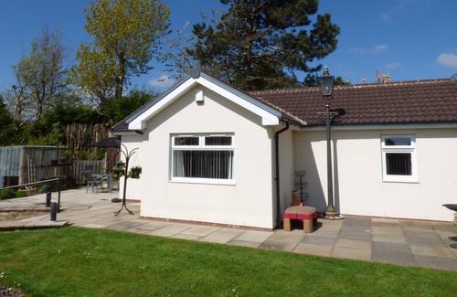 Burnley Cottage | THE BUNGALOW, character holiday cottage, with a garden in Burnley
