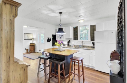 Summerville Historic District House | The Bungalow - Charming 2 Bed/2 Bath Guest House on 2 acres in Summerville, SC