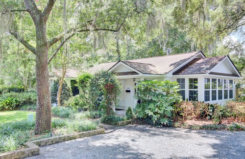Summerville Historic District House | The Bungalow - Charming 2 Bed/2 Bath Guest House on 2 acres in Summerville, SC