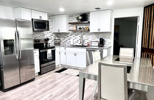 Zephyrhills House | The Bungalow Getaway