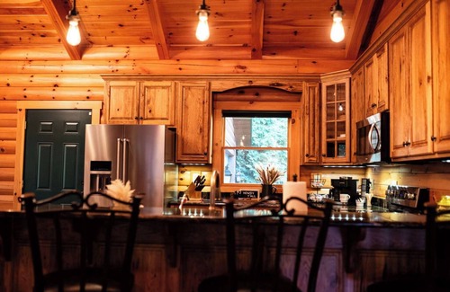 Heath Cabin | "The Bunkhouse" Luxury Cabin n-Hot Tub-Pond - Indoor Sauna - Sleeps 12