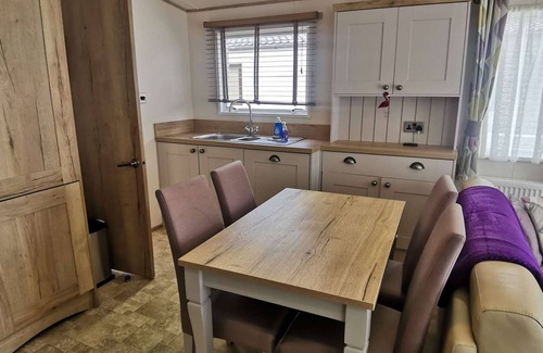 Ampney Crucis House | The Burrow, sleeps 6 and is pet friendly