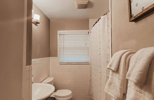 Waxahachie House | The Burrow-Cozy 3 BDRM HM - Free Parking