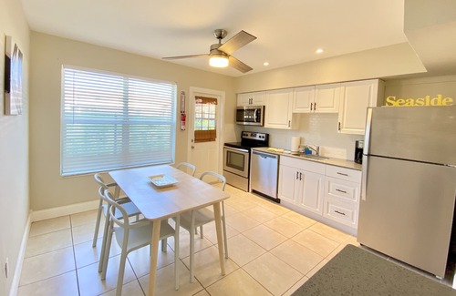 Royal Poinciana House | The Bush House - Premium Country Living for 4 - 2BR 1BA