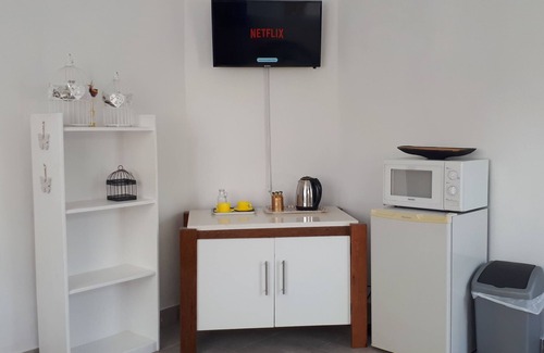 Benoni Apartment | The Butterfly Room is 15 Minutes from OR Tambo Airport. Walk to all amenities