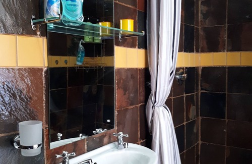 Benoni Apartment | The Butterfly Room is 15 Minutes from OR Tambo Airport. Walk to all amenities