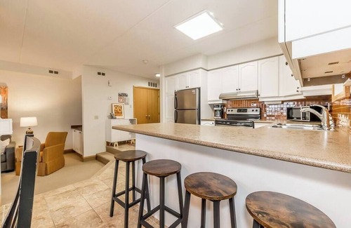 The Blue Mountains Condo | The Chondolet - Private Patio, Walk to the Village