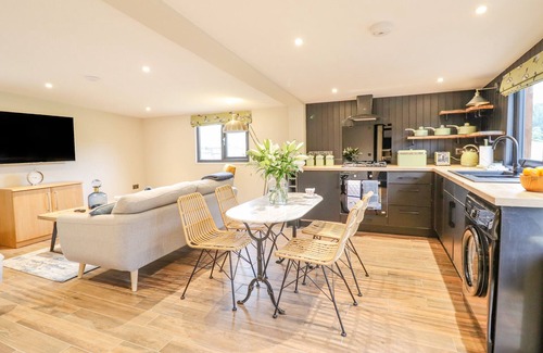 Glyndyfrdwy Cottage | THE CABIN AT EVELYNS RETREAT, pet friendly in Glyndyfrdwy
