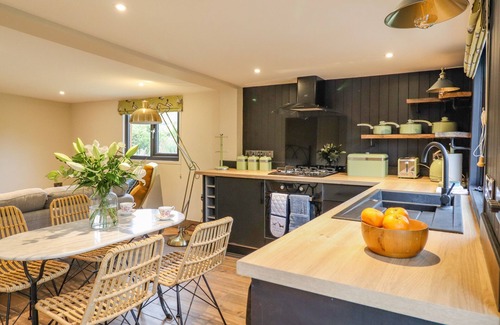 Glyndyfrdwy Cottage | THE CABIN AT EVELYNS RETREAT, pet friendly in Glyndyfrdwy