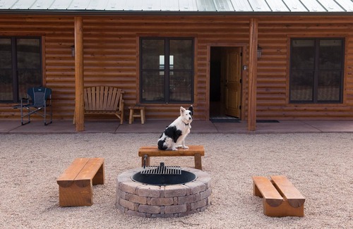 Kanab Cabin | The Cabin at Purradise near Best Friends, Zion, Bryce, Lake Powell, Grand Canyon