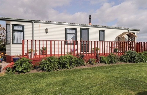 Lybster Cottage | THE CABIN, family friendly, with a garden in Lybster