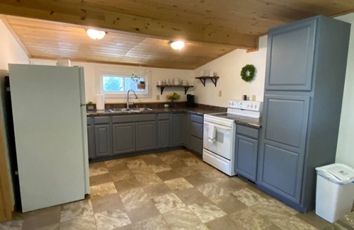 Slayton House | The Cabin in Town | Sleeps 4| Pet Friendly
