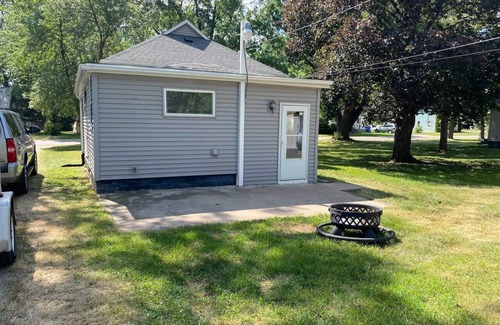 Slayton House | The Cabin in Town | Sleeps 4| Pet Friendly