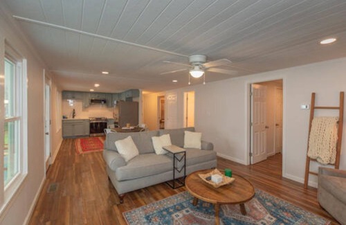 Titus Cabin | The Cabin On Dogwood - A cozy 1950's Cabin on Lake Jordan, Alabama