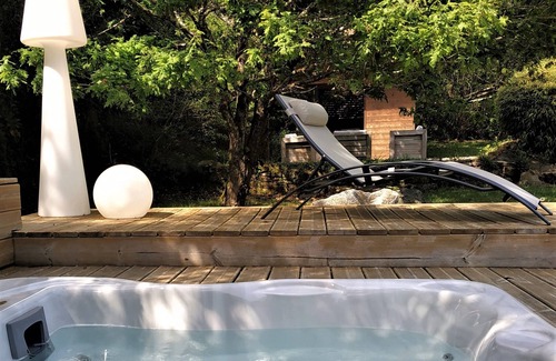 Pont-Aven Cabin | The Cabin perched in the trees