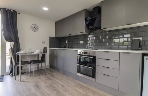 Hartshill Cottage | THE CABIN, romantic, with a garden in Hartshill