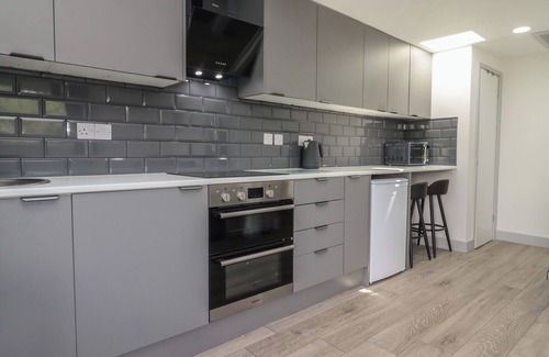 Hartshill Cottage | THE CABIN, romantic, with a garden in Hartshill