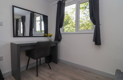Hartshill Cottage | THE CABIN, romantic, with a garden in Hartshill