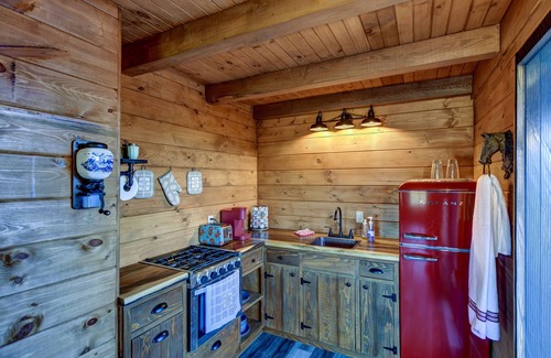 Sprout Brook House | The Caboose | Mtn Views | Farm Animals + Fire Pit!