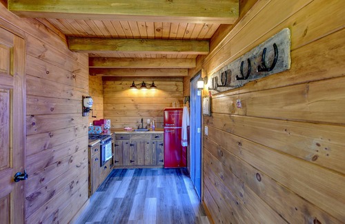 Sprout Brook House | The Caboose | Mtn Views | Farm Animals + Fire Pit!