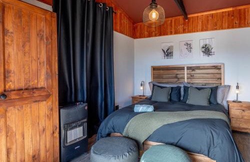 Zoar Apartment | The Cactus Deck by Matilo Cabins Klein Karoo R62 with Hot-tub