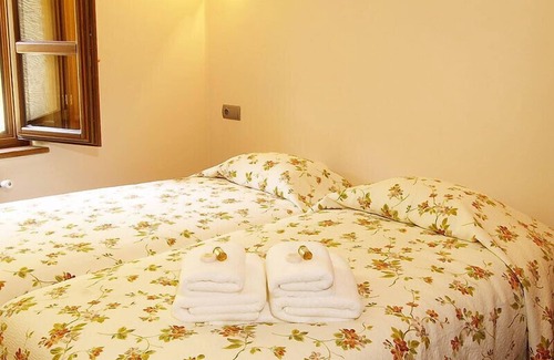 Bulnes Hotel | The Caleyon, village house with breakfast. Rooms with private bathroom.