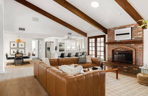 Tempe House | The Callahan☼Sports Bar+Pool+Gym+HotTub+Bball!