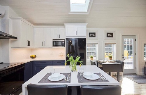 Crystal Beach House | The Cambridge Cove! Hot tub & Outdoor Gas Firepit