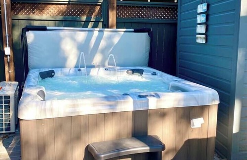 Crystal Beach House | The Cambridge Cove! Hot tub & Outdoor Gas Firepit