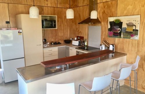 Pukenui Cabin | The Camel at Araiawai Lodge, Pukenui. Modern & S/C open-plan, sleeps 2-6,