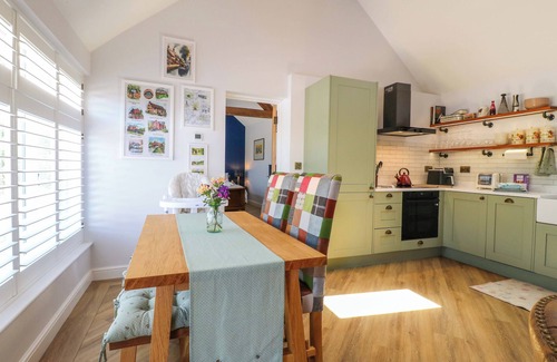 Langold Cottage | THE CANALSIDE COTTAGE, pet friendly, with a garden in Shardlow