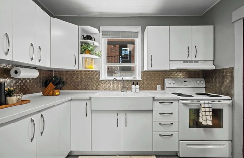Drumheller House | The Canary 2BR Gem in Downtown Drumheller