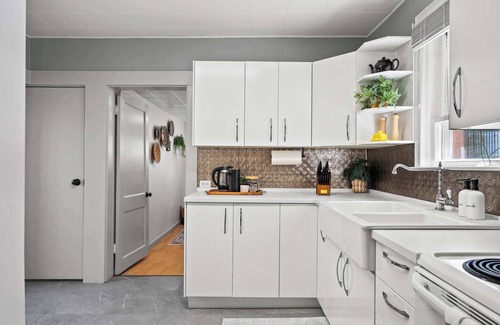 Drumheller House | The Canary 2BR Gem in Downtown Drumheller
