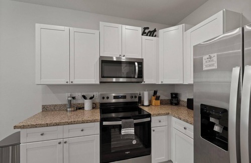 Ferry Pass House | The Canzy: Charming 3-bedroom townhome in welcoming Pensacola