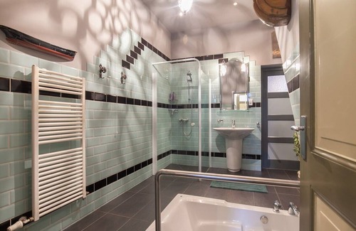 Lekkerkerk Bed & Breakfast | The Captain's Cabin with XXL bath and sauna on the river De Lek