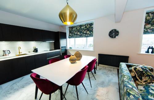 Robin Hood's Bay House | The Captains Residence at Rounton Villa by Maison Parfaite- Sea Views - Parking - Robin Hoods Bay