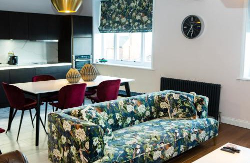 Robin Hood's Bay House | The Captains Residence at Rounton Villa by Maison Parfaite- Sea Views - Parking - Robin Hoods Bay