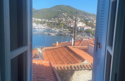 Poros House | The Captains Residence. Poros. Presented by Lazy Daze