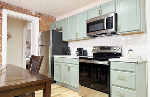 Evansville Apartment | The Cardinal 810 D -3BR-1BA Aptn