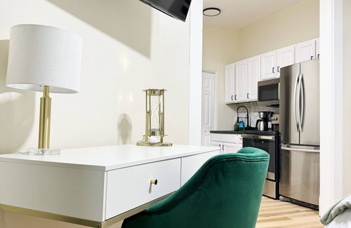 Evansville Apartment | The Cardinal A/King 1BD/1BA Studio Apt