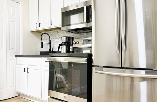 Evansville Apartment | The Cardinal A/King 1BD/1BA Studio Apt
