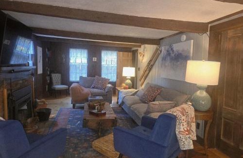 Williamsville House | The Cardinal Lodge- A Riverside Retreat