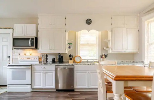 York House | The Carew House Sleeps 10 Fenced 4BR Full Kitchen Steps2 YCP