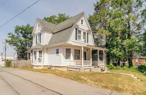 York House | The Carew House Sleeps 10 Fenced 4BR Full Kitchen Steps2 YCP