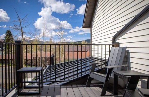 Historic District Condo | The Carlin Country Boy | King bed, mountain views
