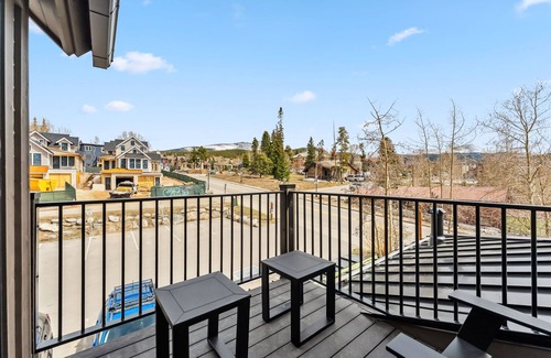 Historic District Condo | The Carlin Country Boy | King bed, mountain views