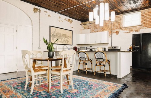 Roselawn Finance Apartment | The Carriage House Loft at Marion Hall Mansion