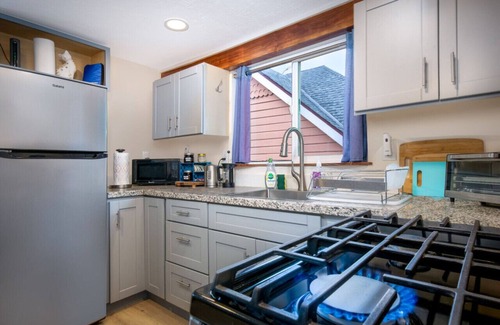 Grass Valley House | The Carriage House- Chic Treetop Loft & Hotub