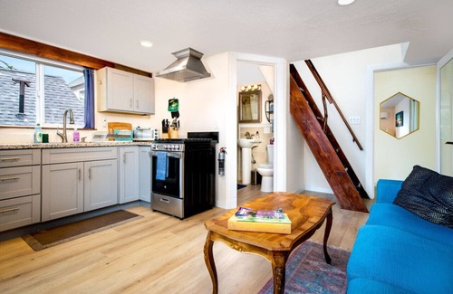 Grass Valley House | The Carriage House- Chic Treetop Loft & Hotub